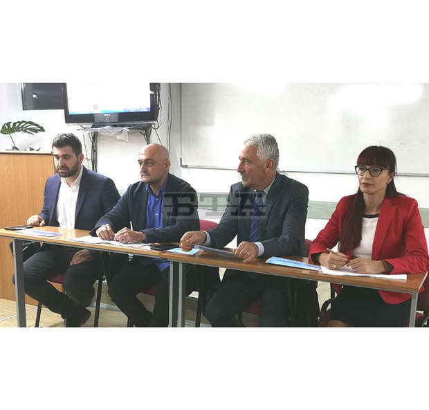 Натрупване на напрежение в системата е довело до поисканата и приета оставка на министъра на труда и социалната политика, според Красимир Велчев