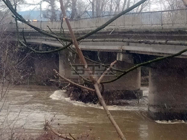 Поддал е мостът на Покровнишко шосе и движението по него е спряно