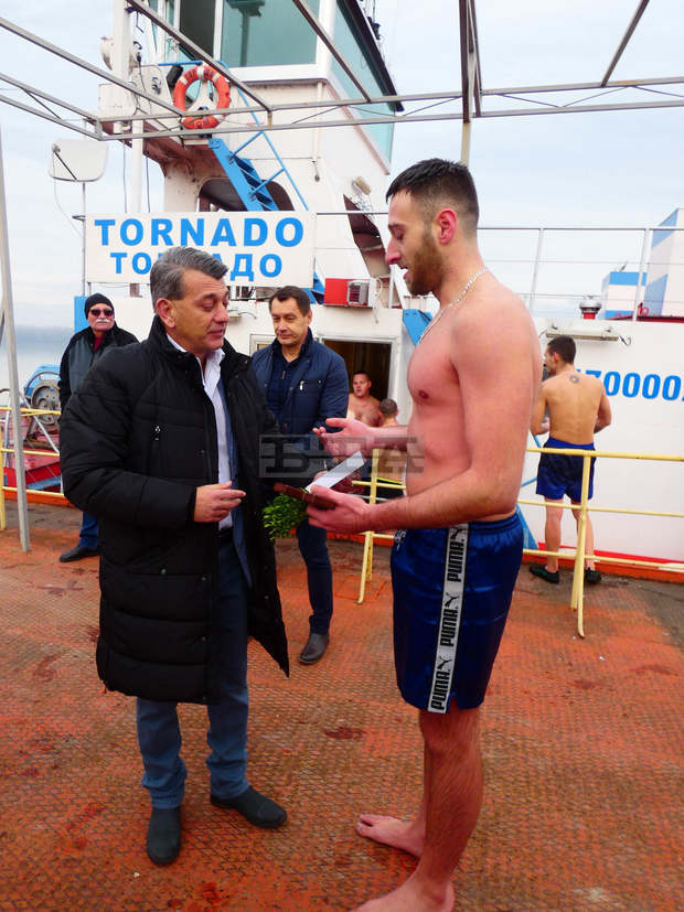 За трети път Симеон Алексиев извади кръста от водите на Дунав в Лом и дари наградата си