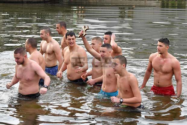 Дърводелец на 20 години спаси богоявленския кръст в Монтана