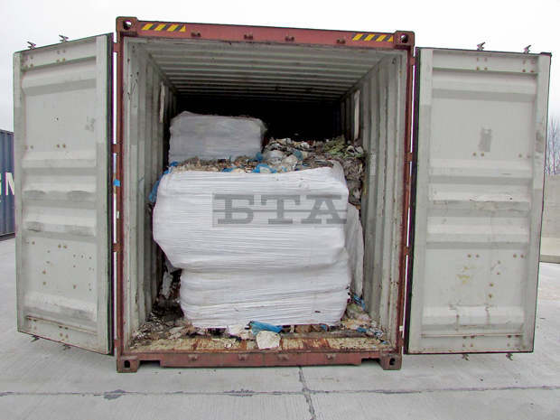 Експерти ще направят оглед на още 102 контейнера с италиански боклук на пристанище Варна - Запад