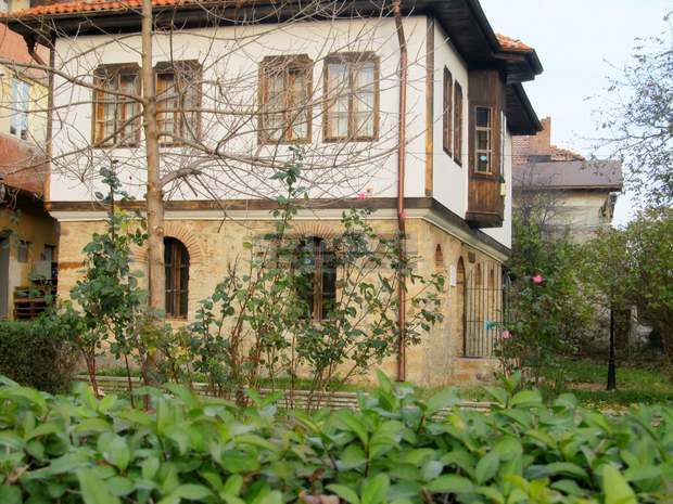 Ученици дариха училищни антики на музея в Брезник