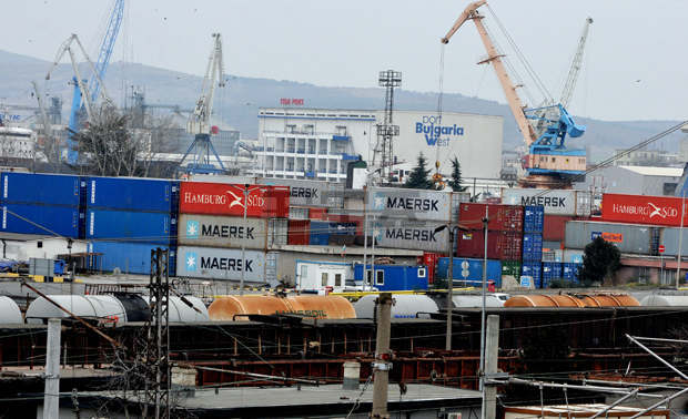 Прокуратурата в Бургас проверява вноса на 20 контейнера с италиански боклук на пристанището