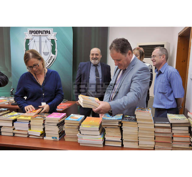 Прокурори и следователи дариха книги на затвора в Бургас