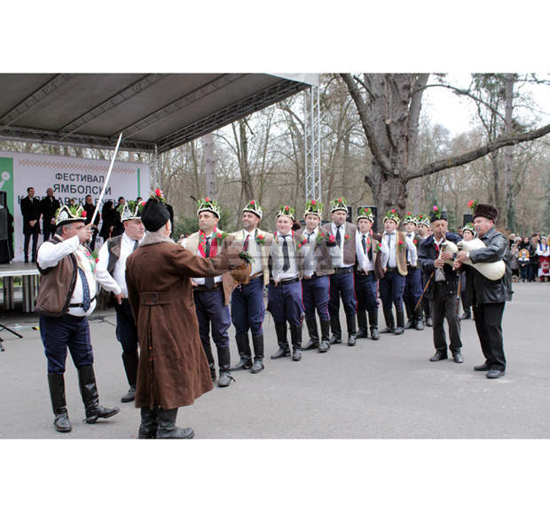 Фестивалът "Ямболски коледарски буенек" започна на четири сцени в града