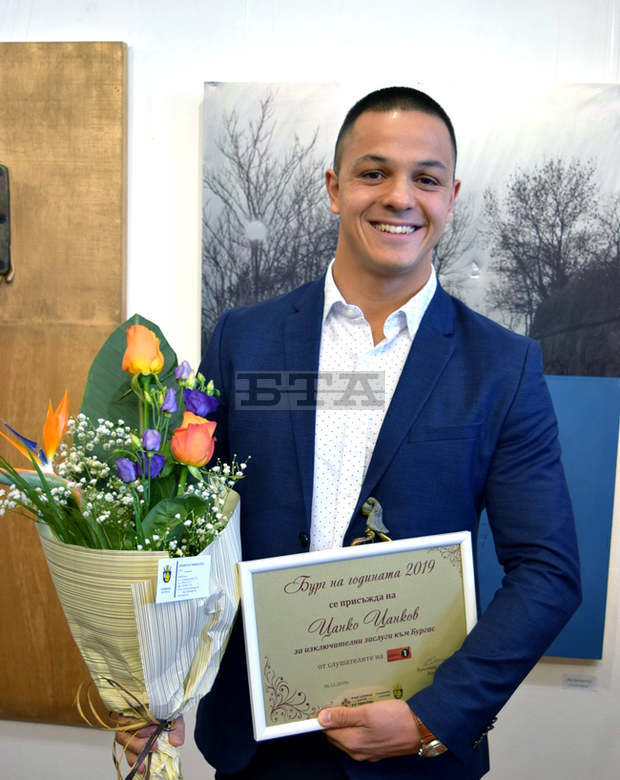 Деца от спортни клубове и ветерани ще подкрепят Цанко Цанков при опита му да подобри световен рекорд за 12-часово плуване без прекъсване