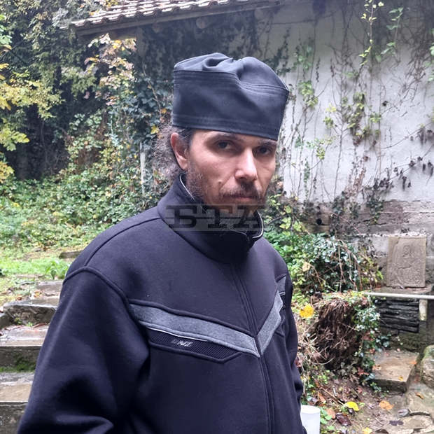 Благословена вода тече от аязмото на Чекотинския манастир