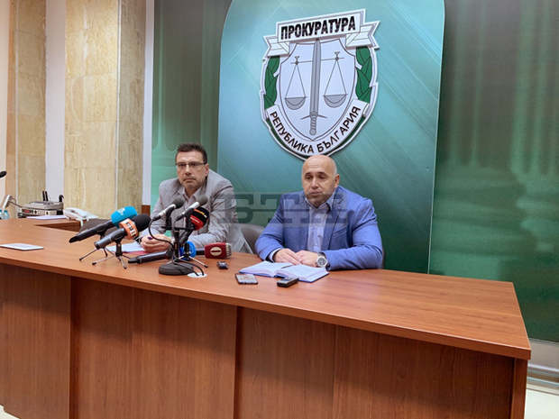 Голямо количество марихуана е открита в къща край Айтос, задържани са баща и син Голямо количество марихуана е открита в къща край Айтос, задържани са баща и син