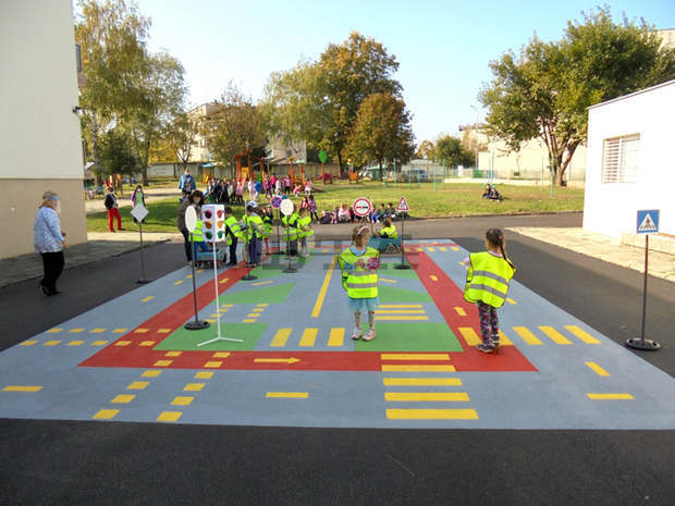 Площадка по безопасност на движението бе изградена в детска градина в Ловеч