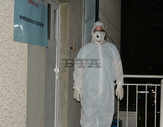 Студенти от Югозападния университет помагат в отделенията за лечение на коронавирус в Благоевград