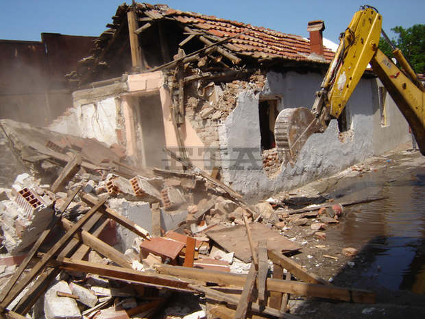 Продължава събарянето на незаконни постройки в пловдивския район "Северен"