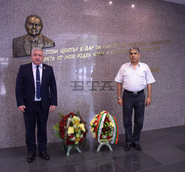 Ректорът на Русенския университет поднесе венец пред барелефа на Игнат Канев