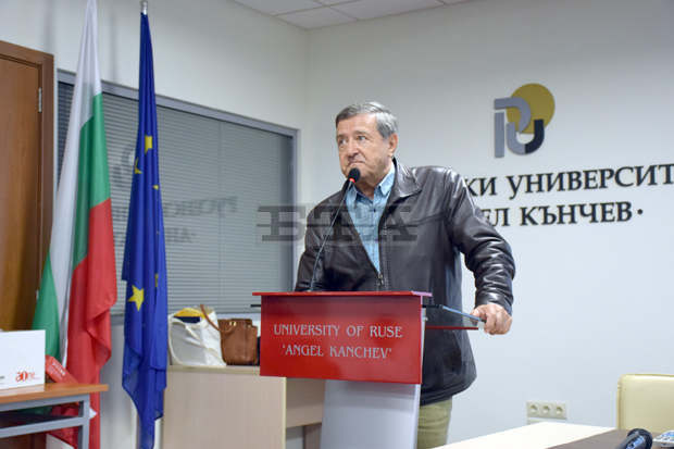 Проф. Боян Биолчев е представил новия си роман "Преселението" в Русенския университет Проф. Боян Биолчев е представил новия си роман "Преселението" в Русенския университет