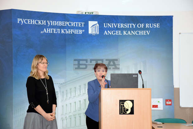 Българско-американската комисия за образователен обмен представи стипендии "Фулбрайт" в Русенския университет Българско-американската комисия за образователен обмен представи стипендии "Фулбрайт" в Русенския университет