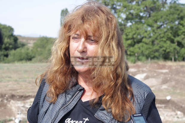 Археолози проучват перистилен комплекссъс светилище от римската епохакрай елховското село Стройно