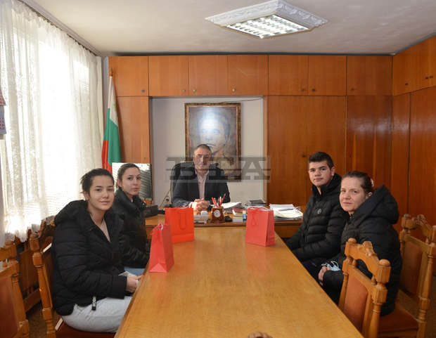 Полицаи от ОД на МВР-Монтана събраха 3180 лева и ги дариха на деца на починали свои колеги