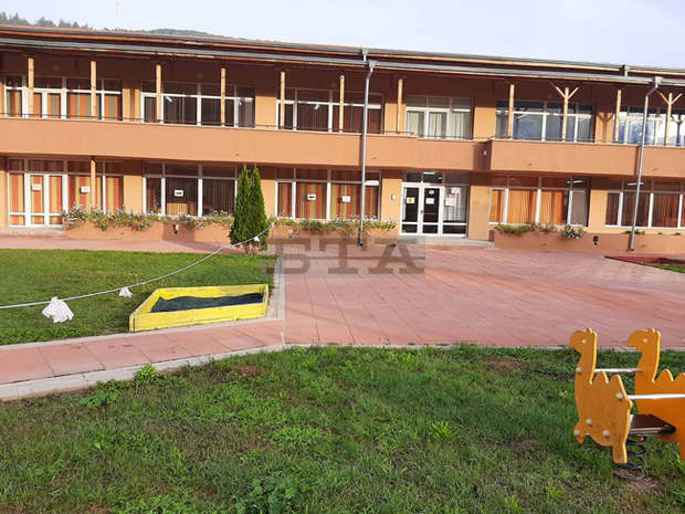 Официално се открива обновената сграда на детската градина в Трън