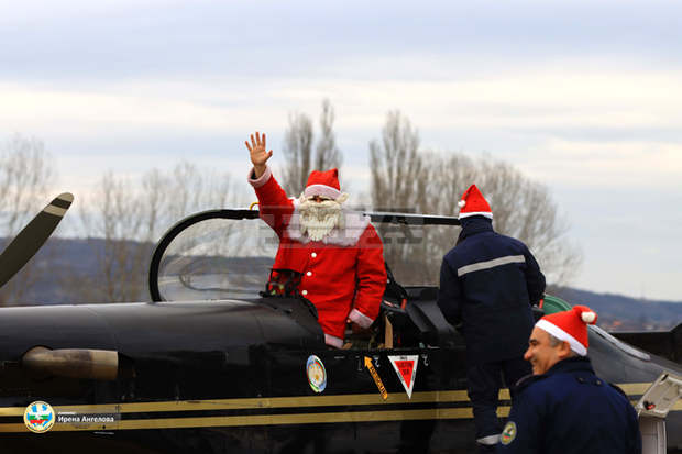 Дядо Коледа пристигна със самолет "Пилатус" край Плевен