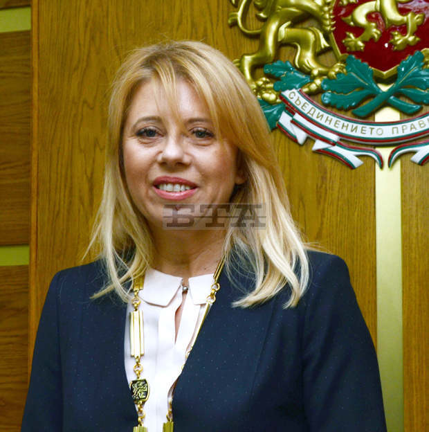 Кметът на Добричката община награди учители и деца за края на учебната година Кметът на Добричката община награди учители и деца за края на учебната година