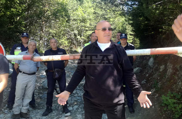 Нерегламентирано движение на джипове в района на Седемте рилски езера установи при проверка министър Емил Димитров