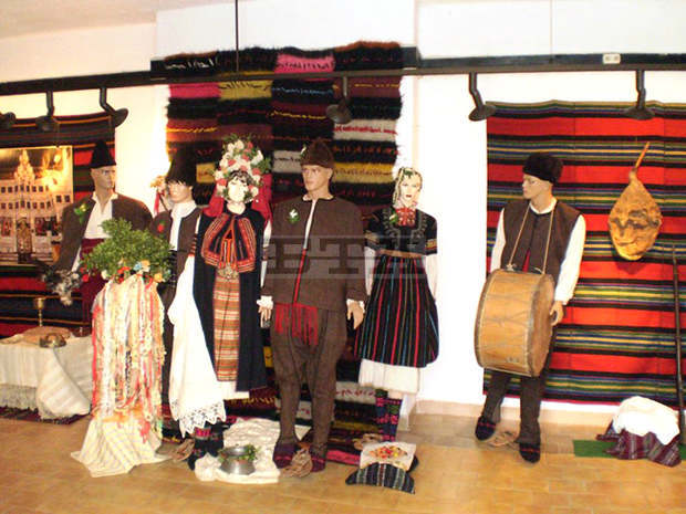 Музеят в Кюстендил гостува на "Етър"-Габрово с етнографската изложба "Човешкият кръговрат - миг и вечност"