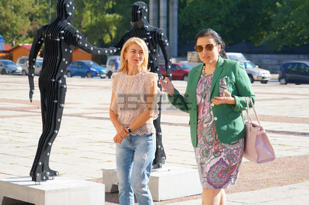 Министър Десислава Танева е посетила фермерският базар в Габрово