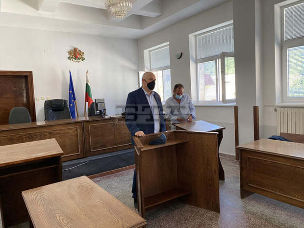 Незаконно оръжие, пари и наркотици са иззети по време на специализирана полицейска операция във Врачанско