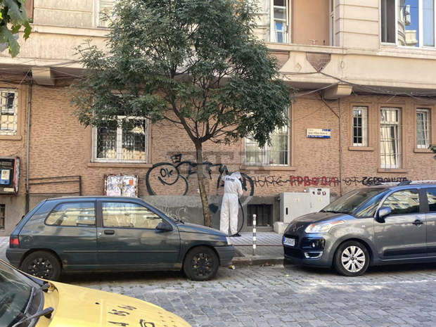 Столичният инспекторат почиства графити по ул. "Цар Иван Асен Втори"