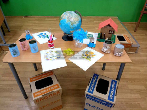 Деца от община Гулянци изработиха сувенири, карнавални костюми и коледна украса от отпадъчни материали