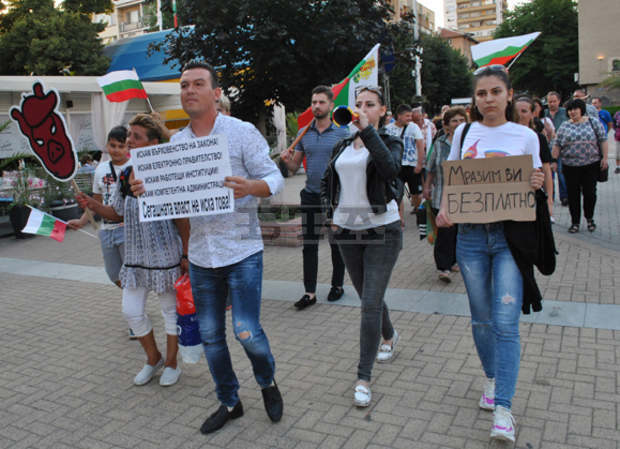 Протестиращи от Хасково са заминали за проявите на недоволство в София