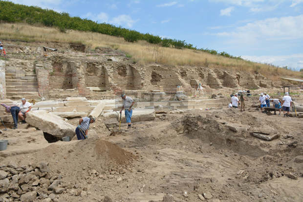 Надпис на латински език откриха археолози в последния ден от разкопките на Хераклея Синтика
