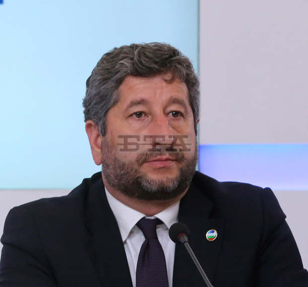 Виждаме очертанията на една нова България и трудна промяна, каза Христо Иванов