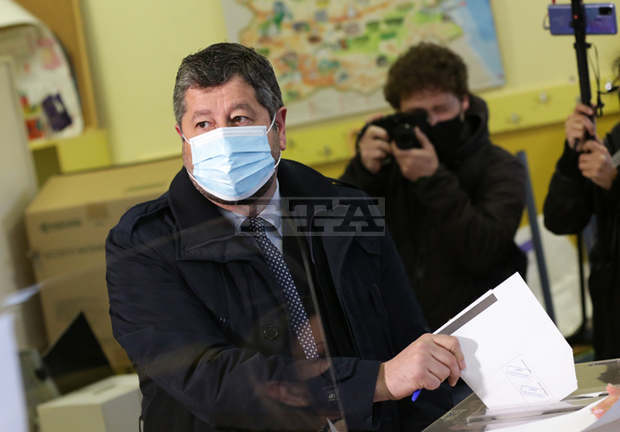 Христо Иванов гласува с хартиена бюлетина