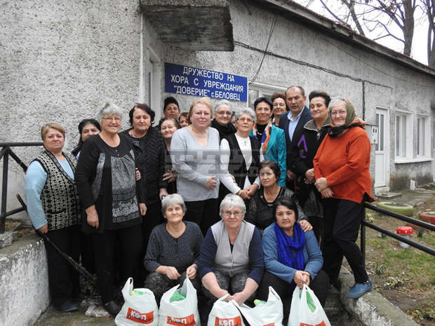 Възрастни и хора с увреждания в община Кубрат получиха хранителни продукти за Коледа