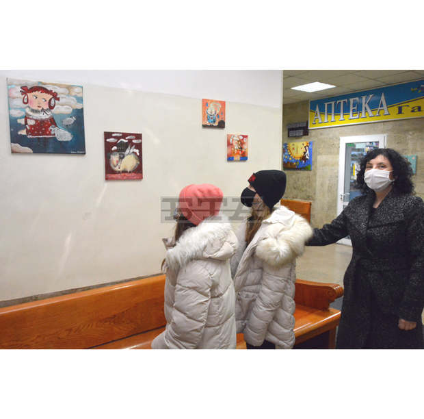 Млади художници превърнаха детска поликлиника в Хасково в изложбена зала