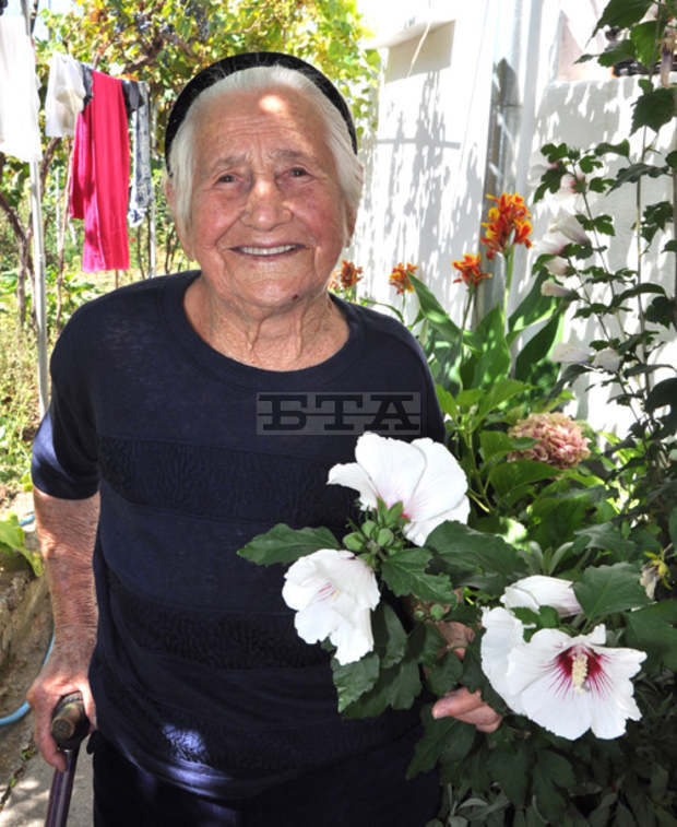 Жена от хасковското село Николово празнува 100-годишен юбилей Жена от хасковското село Николово празнува 100-годишен юбилей