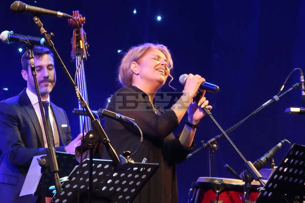 В музикален празник за Плевен се превърна концерта на Хилда Казасян "Да послушаме кино" с Плевенската филхармония