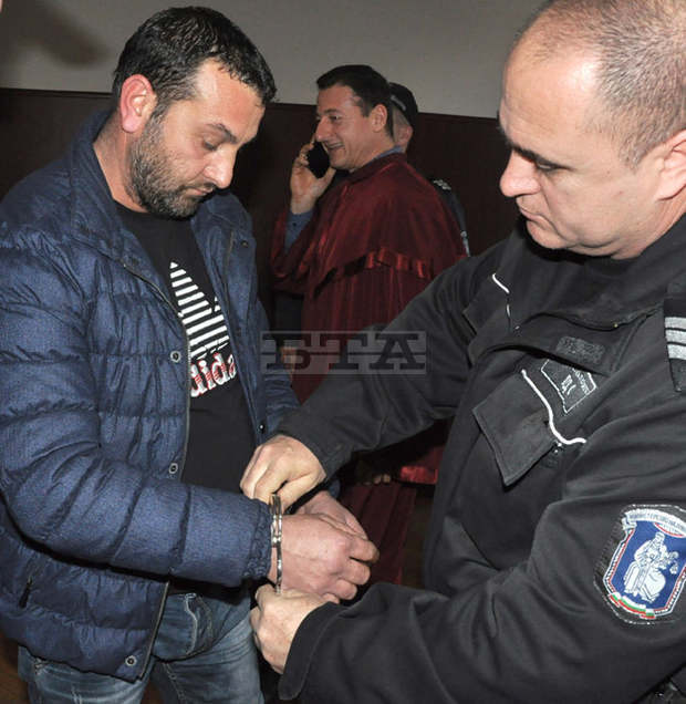 Съд потвърди "задържане под стража" спрямо пиян шофьор в Хасково ранил трима души Хасково, 14 януари /Николай Грудев, БТА/   Състав на Хасковския окръжен съд потвърди определението на първоинстанционния съд за налагане на мярка за неотклонение "задържан