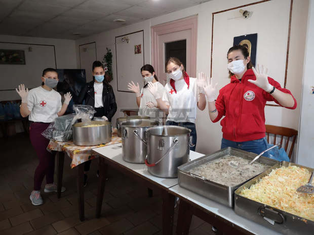 Във Велико Търново социално слаби хора получиха топъл обяд и пакети със суха храна