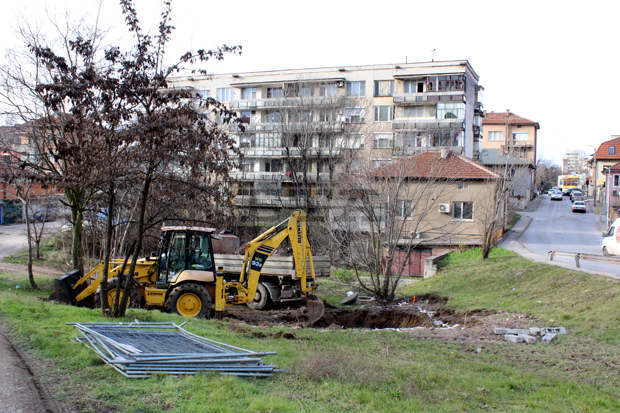 Работи се по отводняването на улица в Хасково