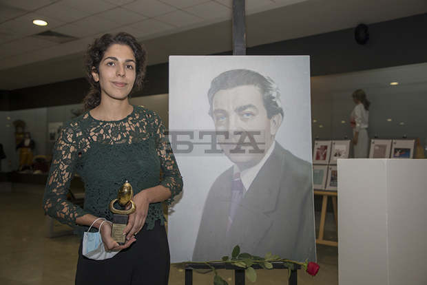 Преслава Виденова получи  "Златното яйце" на конкурса за поезия "Веселин Ханчев"