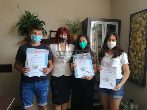 РУО-Търговище награди ученици, отличени в две национални олимпиади