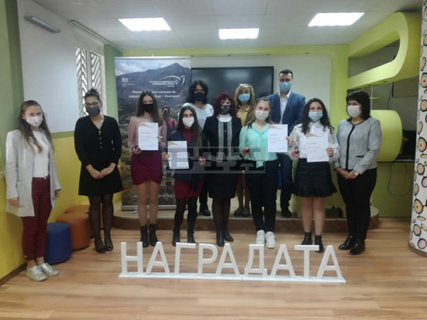 Четири момичета от Търговище получиха Международна награда от херцога на Единбург