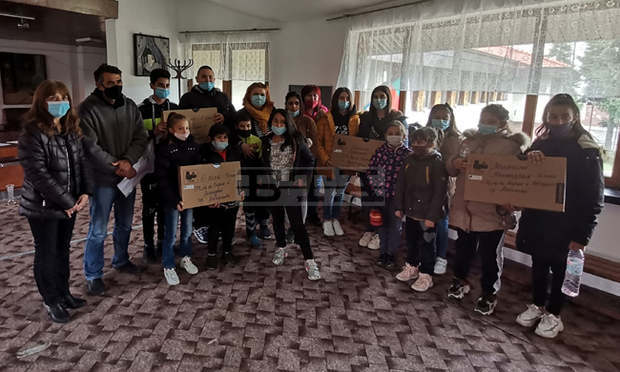 Фонд "Детство" дари 22 лаптопа на деца от социално слаби семейства от Антоновско