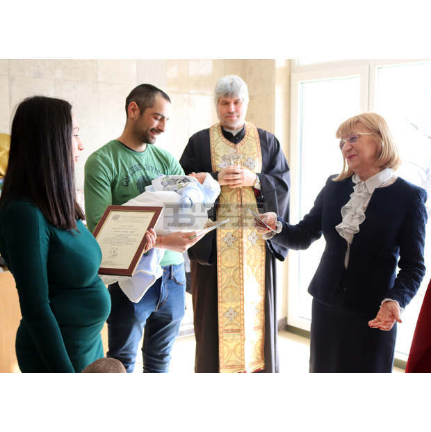 Реплика на златна перпера от Второто българско царство получи първото бебе на 2020 година във Велико Търново