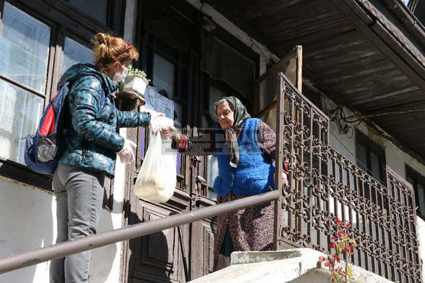 Във Видин служители и доброволци от общината доставят хранителни продукти на самотно живеещи възрастни хора
