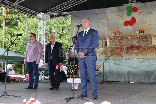 Повече от 750 самодейци от България, Сърбия и Румъния участват в X-тия фолклорен фестивал "Гергьовден" в село Антимово