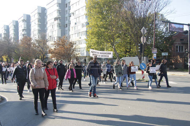 Протестиращи срещу зелените сертификати блокираха за около половин час движението по централен булевард в Ямбол