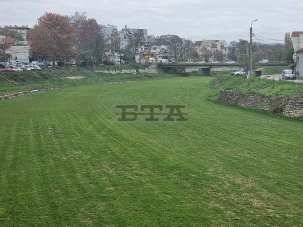 В Ямбол започна почистване и затревяване на пореден участък от празното корито на Тунджа