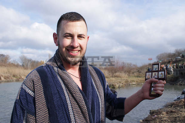 Двадесет и седем годишният Калоян Ников извади  Богоявленския кръст от река Тунджа в Ямбол